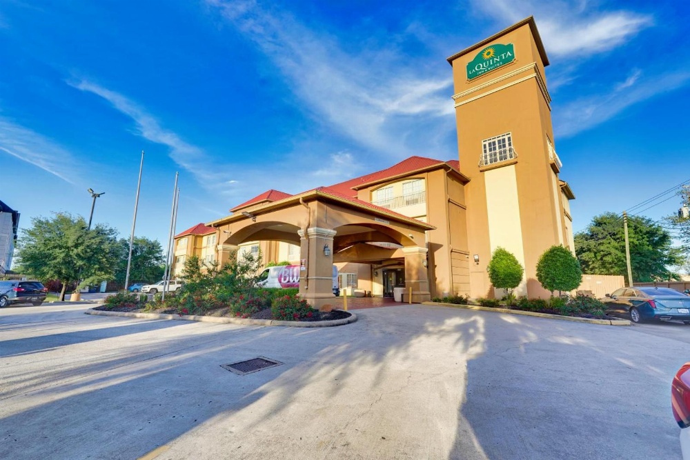 La Quinta Inn & Suites by Wyndham Houston Hobby Airport Main image